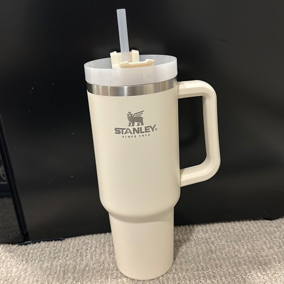 Stanley Quencher H2.0 FlowState Tumbler- Cream Color- Hot Find 🔥 - Picture 2 of 2